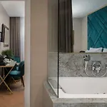 לינה וארוחת בוקר Five Elements Luxury